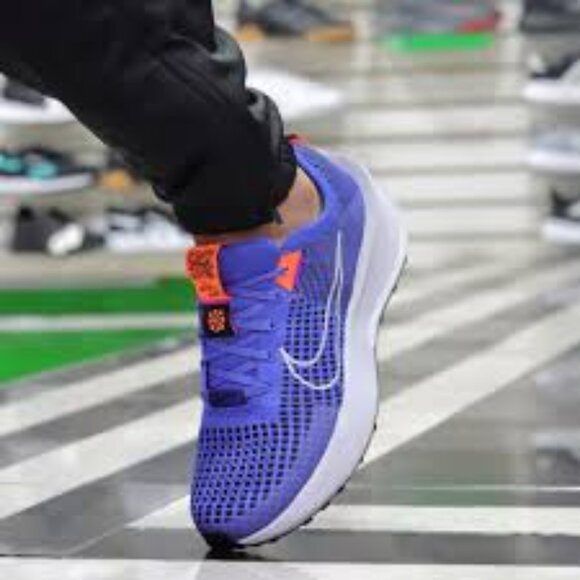 Nike Interact Run. Brand New. Womens Size: 13 - Picture 2 of 10